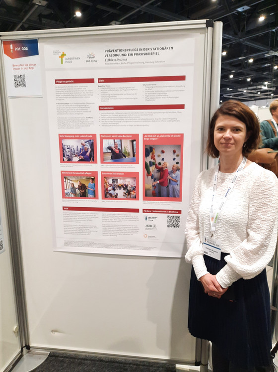 Dr. Elżbieta Kuźma neben ihrem Poster auf dem Deutschen Pflegetag