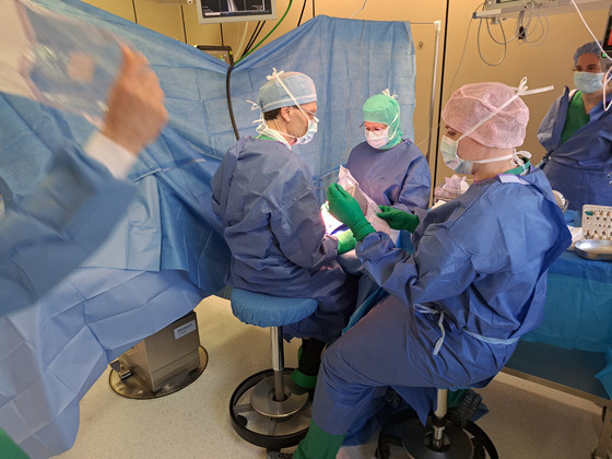 Ein OP-Team bei einer Operation im Operationssaal des Immanuel Krankenhauses Berlin am Standort Wannsee
