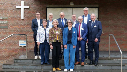 Mitarbeitende und Studienverantwortliche stehen mit Dr. Ulrike Dapp bei einem Gruppenfoto auf einer Treppe bei der Jubiläumsveranstaltung mit einem wissenschaftlichen Symposium und einer Dankesveranstaltung zum 25-jährige Bestehen der LUCAS Langzeit-Kohortenstudie im Hamburger Albertinen Haus und Kirche am Albertinen Krankenhaus. Mitarbeitende und Studienverantwortliche stehen mit Dr. Ulrike Dapp bei einem Gruppenfoto auf einer Treppe bei der Jubiläumsveranstaltung mit einem wissenschaftlichen Symposium und einer Dankesveranstaltung zum 25-jährige Bestehen der LUCAS Langzeit-Kohortenstudie im Hamburger Albertinen Haus und Kirche am Albertinen Krankenhaus.