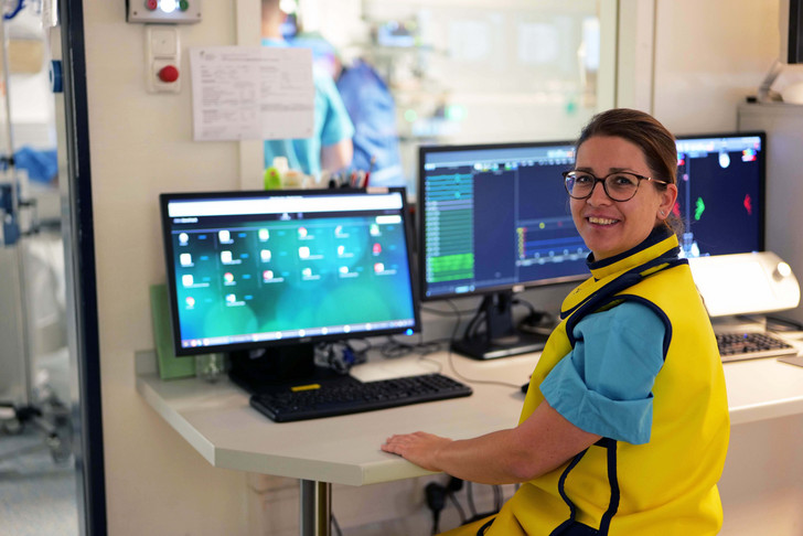 Pflegefachkraft vor einem Monitor in der Kardiologischen Funktionsdiagnostik im Albertinen Krankenhaus in Hamburg-Schnelsen