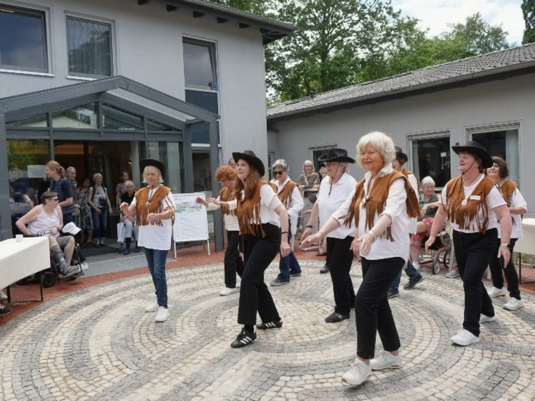 Tanzgruppe vor dem Eingang des Diakonie Hospiz Wannsee beim Tag der offenen Tür zur Neueröffnung Tanzgruppe vor dem Eingang des Diakonie Hospiz Wannsee beim Tag der offenen Tür zur Neueröffnung