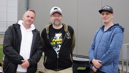 Drei Mitarbeiter stehen nebeneinander und blicken in die Kamera bei der Jubiläumsfeier 20 Jahre Albertinen Services Hamburg ASH in Rellingen. Drei Mitarbeiter stehen nebeneinander und blicken in die Kamera bei der Jubiläumsfeier 20 Jahre Albertinen Services Hamburg ASH in Rellingen.