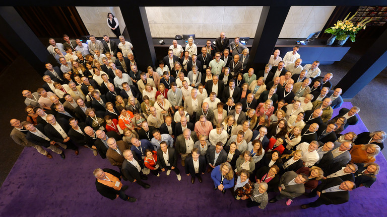 Gruppenfoto der Führungskräftekonferenz der Immanuel Albertinen Diakonie am 2. und 3. Juli 2026 mit den teilnehmenden Führungskräften im Veranstaltungsfoyer. Gruppenfoto der Führungskräftekonferenz der Immanuel Albertinen Diakonie am 2. und 3. Juli 2026 mit den teilnehmenden Führungskräften im Veranstaltungsfoyer.