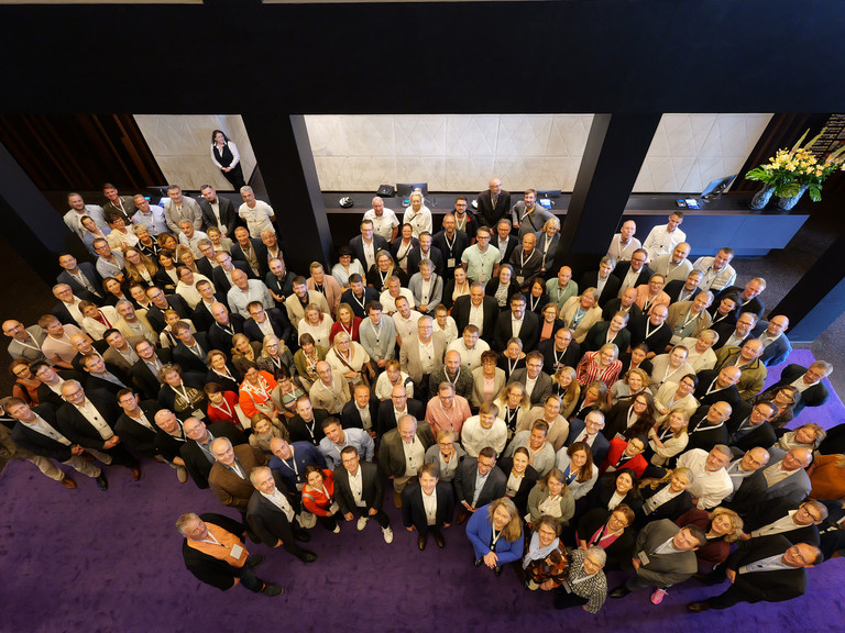 Gruppenfoto der Führungskräftekonferenz der Immanuel Albertinen Diakonie am 2. und 3. Juli 2026 mit den teilnehmenden Führungskräften im Veranstaltungsfoyer. Gruppenfoto der Führungskräftekonferenz der Immanuel Albertinen Diakonie am 2. und 3. Juli 2026 mit den teilnehmenden Führungskräften im Veranstaltungsfoyer.