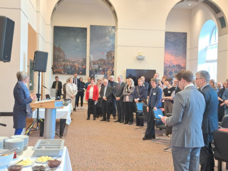 Diakoniedirektorin Ursula Schön spricht zu den anwesenden aus Politik und Sozialwirtschaft