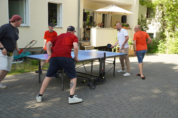 Trotz Hitze spielen einige Mitarbeiter Tischtennis