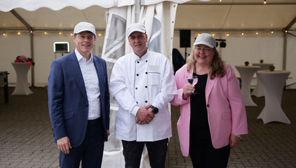 Die beiden Konzergeschäftsführenden Andrea Wichmann (rechts) und Dr. Thorsten Minuth (links) unterhalten sich mit Klaus-Dieter Böttcher, Leiter der Zentralküche Rellingen, und blicken lächelnd in die Kamera bei der Jubiläumsfeier 20 Jahre Albertinen Services Hamburg ASH in Rellingen. Die beiden Konzergeschäftsführenden Andrea Wichmann (rechts) und Dr. Thorsten Minuth (links) unterhalten sich mit Klaus-Dieter Böttcher, Leiter der Zentralküche Rellingen, und blicken lächelnd in die Kamera bei der Jubiläumsfeier 20 Jahre Albertinen Services Hamburg ASH in Rellingen.