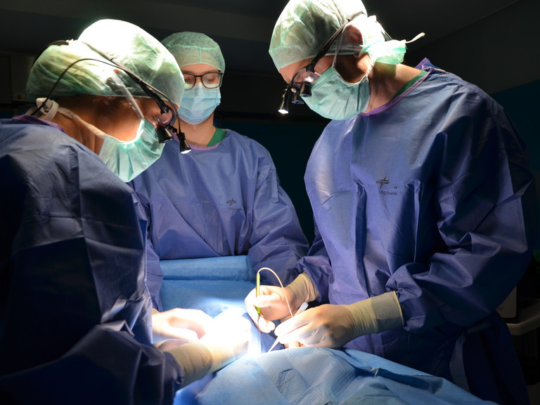 Operativer Eingriff am Zentrum für Endokrine Chirurgie im Evangelischen Amalie Sieveking Krankenhaus in Hamburg-Volksdorf