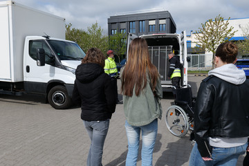 Schülerinnen lernen beim Girls’ Day den Fuhrpark und die Logistik der Albertinen Services Hamburg in Rellingen kennen.