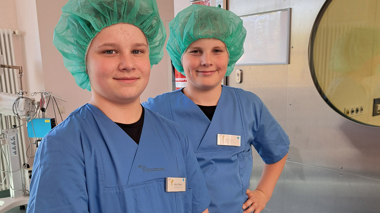 Zwei Schüler in medizinischer OP-Kleidung beim Zukunftstag im Immanuel Klinikum Bernau