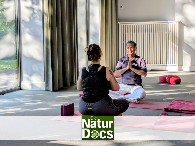 Patientin bei Yoga-Praxis mit Yoga-Therapeut