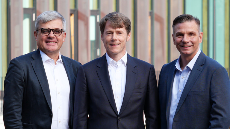 Gemeinsames Foto mit Matthias Scheller, Vorsitzender der Konzerngeschäftsführung, Dr. Thorsten Minuth, Konzerngeschäftsführer Finanzen, und Andreas Mende, Konzerngeschäftsführer Personal & Organisation, Immanuel Albertinen Diakonie, Hamburg, Berlin Gemeinsames Foto mit Matthias Scheller, Vorsitzender der Konzerngeschäftsführung, Dr. Thorsten Minuth, Konzerngeschäftsführer Finanzen, und Andreas Mende, Konzerngeschäftsführer Personal & Organisation