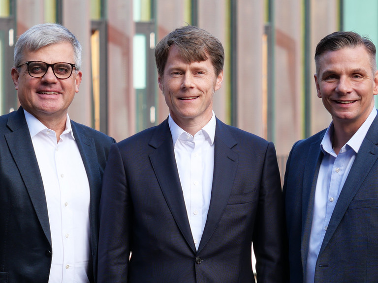 Gemeinsames Foto mit Matthias Scheller, Vorsitzender der Konzerngeschäftsführung, Dr. Thorsten Minuth, Konzerngeschäftsführer Finanzen, und Andreas Mende, Konzerngeschäftsführer Personal & Organisation