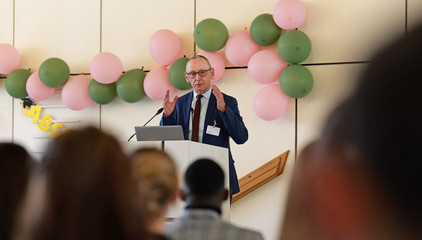 Ralf Zastrau hält ein Grußwort bei der Abschlussfeier der Pflegeausbildung an der Albertinen Schule.