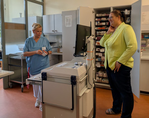Senatorin Ellen Haßdörfer im Gespräch mit einer Pflegerin Senatorin Ellen Haßdörfer im Gespräch mit einer Pflegerin
