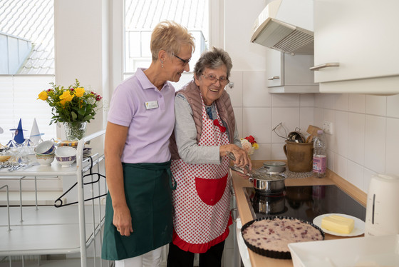 Mitarbeiterin kocht mit Bewohnerin - Immanuel Seniorenzentrum Kläre Weist in Petershagen