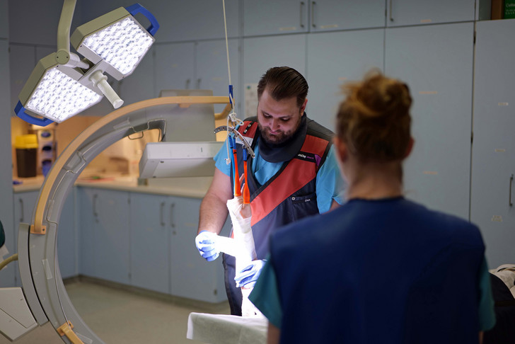 Zwei Pflegekräfte röntgen einen Patienten im Zentrum für Notfall- und Akutmedizin im Albertinen Krankenhaus in Hamburg-Schnelsen