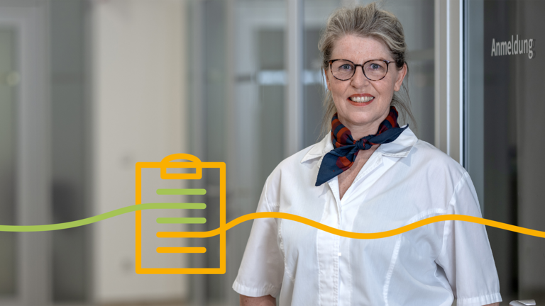Mitarbeiterin im Patientenmanagement lächelt an der Anmeldung in die Kamera. Das Bild steht für einen freundlichen Empfang, Organisation und die Koordination von Patientenaufnahmen. Mitarbeiterin im Patientenmanagement lächelt an der Anmeldung in die Kamera. Das Bild steht für einen freundlichen Empfang, Organisation und die Koordination von Patientenaufnahmen.