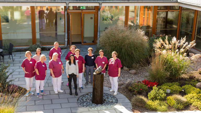Gruppenfoto des Hospizteams Albertinen Hospiz Norderstedt im Hospizgarten