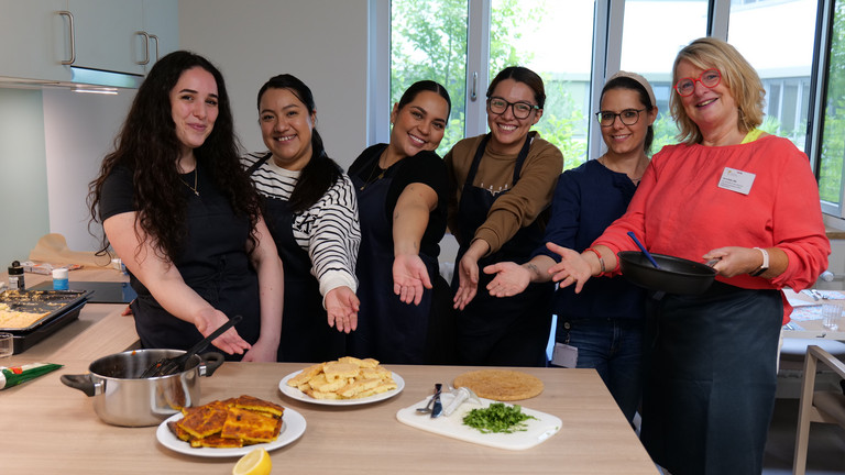 Gruppenfoto Kochen und Backen mit ausländischen Pflegekräften im Albertinen Krankenhaus Gruppenfoto Kochen und Backen mit ausländischen Pflegekräften im Albertinen Krankenhaus