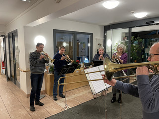 Blechbläser spielen im Hospiz,  Veranstaltung im Hospiz, Weihnachtsmarkt für Mitarbeitende und Gäste im Hospiz, Diakonie Hospiz Wannsee, Berlin-Wannsee