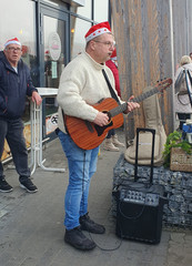 Andreas Domke leitet mit einer Gitarre den Gesang an