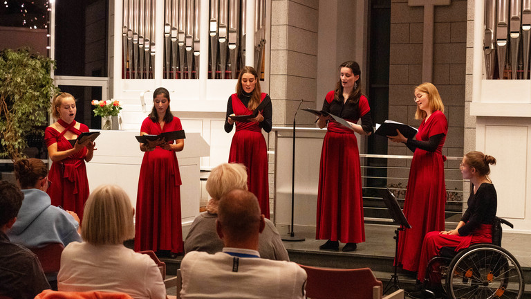 Das Vokalensemble Novere e.V. singt auf der Bühne in der Kirche am Immanuel Krankenhaus