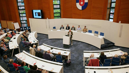 Blick in den Großen Sitzungssaal mit dem Wappen Norderstedts, zahlreichen Zuhörenden, den Vortragenden und Redner am Pult beim 3. Norderstedter Herz- und Gefäßtag im Rathaus Norderstedt. Blick in den Großen Sitzungssaal mit dem Wappen Norderstedts, zahlreichen Zuhörenden, den Vortragenden und Redner am Pult beim 3. Norderstedter Herz- und Gefäßtag im Rathaus Norderstedt.
