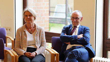Studienleiterin Dr. Ulrike Dapp sitzt neben Geschäftsführer Ralf Zastrau bei der Jubiläumsveranstaltung mit Symposium und einer Dankesveranstaltung zum 25-jährige Bestehen der LUCAS Langzeit-Kohortenstudie im Hamburger Albertinen Haus und Kirche am Albertinen Krankenhaus. Studienleiterin Dr. Ulrike Dapp sitzt neben Geschäftsführer Ralf Zastrau bei der Jubiläumsveranstaltung mit Symposium und einer Dankesveranstaltung zum 25-jährige Bestehen der LUCAS Langzeit-Kohortenstudie im Hamburger Albertinen Haus und Kirche am Albertinen Krankenhaus.