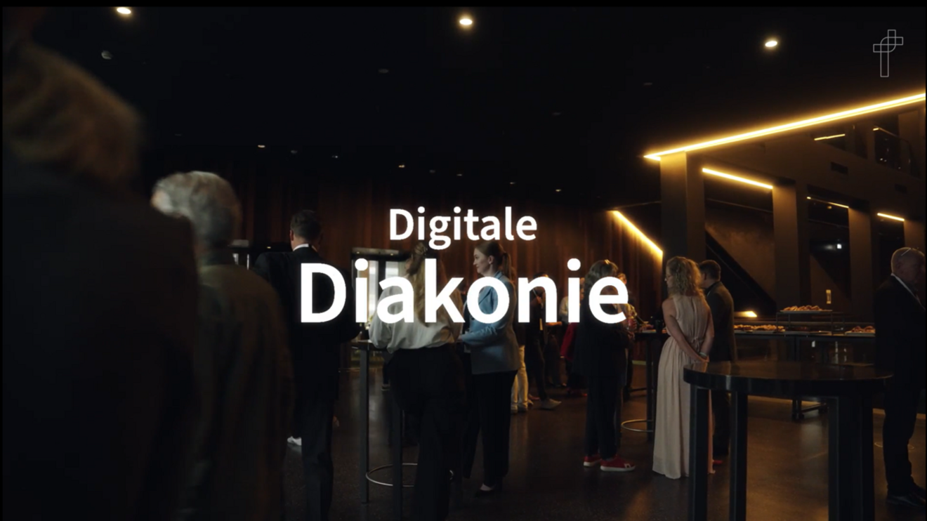Vorschaubild zum Film „Digitale Diakonie“ mit mehreren Personen bei einer Veranstaltung in einem dunkel beleuchteten Raum. Im Vordergrund steht der weiße Schriftzug „Digitale Diakonie“