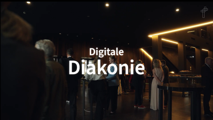 Vorschaubild zum Film „Digitale Diakonie“ mit mehreren Personen bei einer Veranstaltung in einem dunkel beleuchteten Raum. Im Vordergrund steht der weiße Schriftzug „Digitale Diakonie“ Vorschaubild zum Film „Digitale Diakonie“ mit mehreren Personen bei einer Veranstaltung in einem dunkel beleuchteten Raum. Im Vordergrund steht der weiße Schriftzug „Digitale Diakonie“