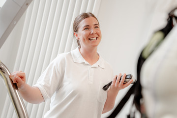 Eine Physiotherapeutin in weiß gekleidet bei der Arbeit am Gerät im Albertinen Krankenhaus Hamburg Schnelsen