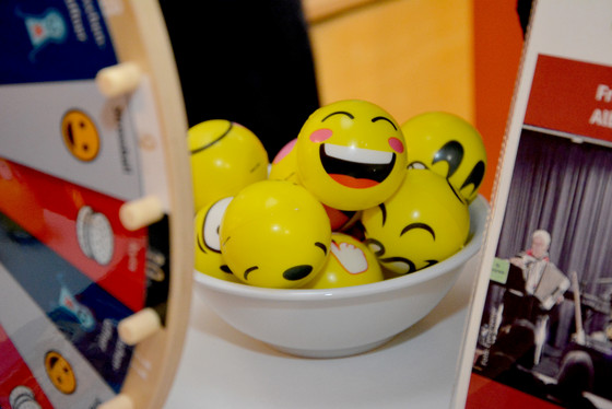 Mehrere gelbe Anti-Stress-Bälle mit Smiley-Bemalung in einer Schale am Stand des Albertinen Hauses beim Eimsbütteler Seniorentag neben Flyern und einem Quizrad Mehrere gelbe Anti-Stress-Bälle mit Smiley-Bemalung in einer Schale am Stand des Albertinen Hauses beim Eimsbütteler Seniorentag neben Flyern und einem Quizrad