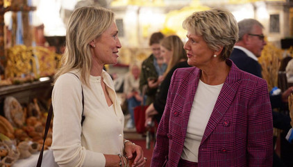 Dr. Sabine Pfeifer, Geschäftsführerin Albertinen-Stiftung, unterhält sich mit einer Besucherin beim 10. Herzbrücke-Benefizkonzert im Hamburger „Michel“ der Albertinen-Stiftung. Dr. Sabine Pfeifer, Geschäftsführerin Albertinen-Stiftung, unterhält sich mit einer Besucherin beim 10. Herzbrücke-Benefizkonzert im Hamburger „Michel“ der Albertinen-Stiftung.