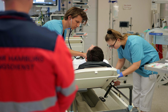 Pflegekräfte versorgen einen Patienten in einem Untersuchungsraum im Zentrum für Notfall- und Akutmedizin des Albertinen Krankenhauses in Hamburg-Schnelsen