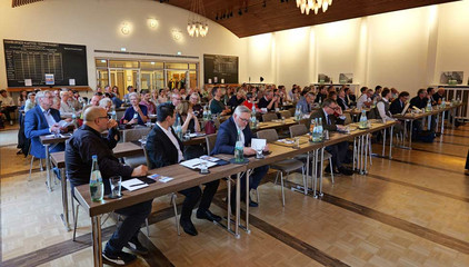 Blick auf die Tischreihen mit Publikum im Vortragssaal beim Einführungssymposium „Die Zukunft ist alt!“ von Priv.-Doz. Dr. Gödel, Chefarzt der Klinik für Geriatrie im Albertinen Zentrum für Altersmedizin im Albertinen Krankenhaus in Hamburg.