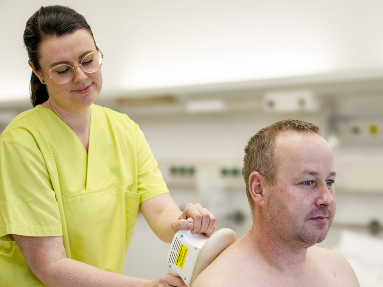 Physiotherapeutin behandelt Patienten - Physiotherapie - Immanuel Klinikum Bernau