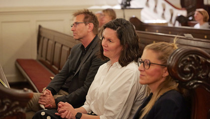 Drei Gäste sitzen auf einer Kirchenbank im Kirchensaal beim 10. Herzbrücke-Benefizkonzert im Hamburger „Michel“ der Albertinen-Stiftung. Drei Gäste sitzen auf einer Kirchenbank im Kirchensaal beim 10. Herzbrücke-Benefizkonzert im Hamburger „Michel“ der Albertinen-Stiftung.