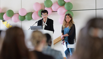 Die Kursleiterinnen und Lehrerinnen des Pflegekurses BPA 10-23 bei der Abschlussfeier an der Albertinen Schule.