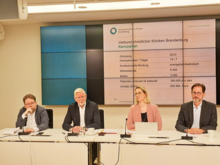 Benjamin Lassiwe (Moderation), Hans-Ulrich Schmidt, Verena Plocher, Alexander Mommert auf dem Podium Benjamin Lassiwe (Moderation), Hans-Ulrich Schmidt, Verena Plocher, Alexander Mommert auf dem Podium