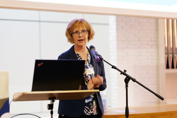 Dagmar Nielsen aus dem Team der Familialen Pflege im Albertinen Krankenhaus spricht auf der Bühne beim Fachtag für Pflegende Angehörige