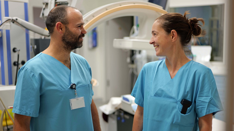 Zwei Pflegekräfte unterhalten sich in einem Untersuchungsraum der Endoskopie und Sonographie im Albertinen Krankenhaus in Hamburg-Schnelsen