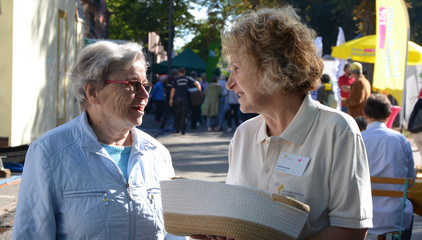  Susanne Finder von der Residenz am Wiesenkamp im Gespräch mit einer Frau an den Ständen des Gesundheitscampus Volksdorf der Immanuel Albertinen Diakonie beim Stadtteilfest Volksdorf 