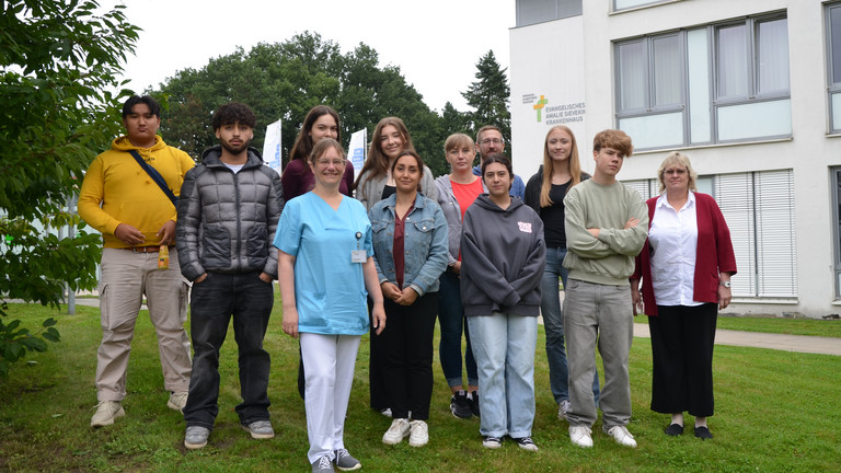 Gruppenfoto im Freien mit neuen Auszubildenden des Jahrgangs 2025 und Ausbildungsverantwortlichen auf dem Gesundheitscampus Volksdorf vor dem Evangelischen Amalie Sieveking Krankenhaus in Hamburg-Volksdorf Gruppenfoto im Freien mit neuen Auszubildenden des Jahrgangs 2025 und Ausbildungsverantwortlichen auf dem Gesundheitscampus Volksdorf vor dem Evangelischen Amalie Sieveking Krankenhaus in Hamburg-Volksdorf
