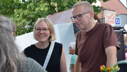 Drei Mitarbeitende unterhalten sich an den Ständen des Gesundheitscampus Volksdorf der Immanuel Albertinen Diakonie beim Stadtteilfest Volksdorf in Hamburg