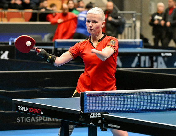 Para-Tischtennis-Athletin Stephanie Grebe spielt bei der Europameisterschaft in Helsingborg eine Vorhand und zeigt ihre besondere Technik mit armgebundener Schlägerhülse.