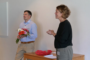 Daniel Centgraf und Anja Mundt-Wilhelmi bei der Abschlussfeier der KPH-Kurse 6 und 7 im Albertinen Krankenhaus.