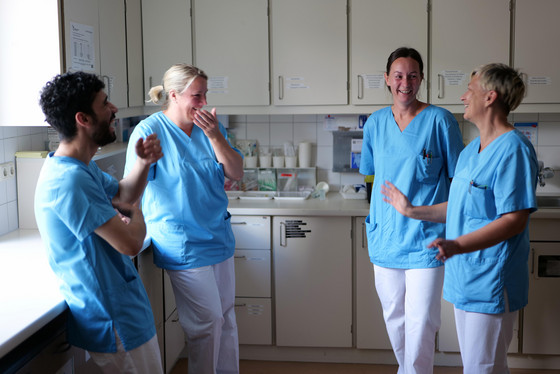Pflegeteam unterhält sich im Stationszimmer der Neurologie des Albertinen Krankenhauses in Hamburg-Schnelsen
