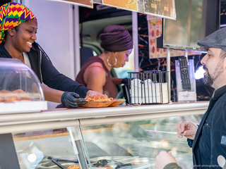 Afrikanische Speisen werden aus einem Foodtruck gereicht, 6. Zelterstraßenfest, feiern für den guten Zweck, Beratung plus Leben, Soziale Einrichtung, Berlin