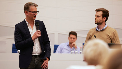 Prof. Dr. Karsten Sydow im Gespräch mit Dr. Julian Brätz im Großen Sitzungssaal beim 3. Norderstedter Herz- und Gefäßtag im Rathaus Norderstedt. Prof. Dr. Karsten Sydow im Gespräch mit Dr. Julian Brätz im Großen Sitzungssaal beim 3. Norderstedter Herz- und Gefäßtag im Rathaus Norderstedt.